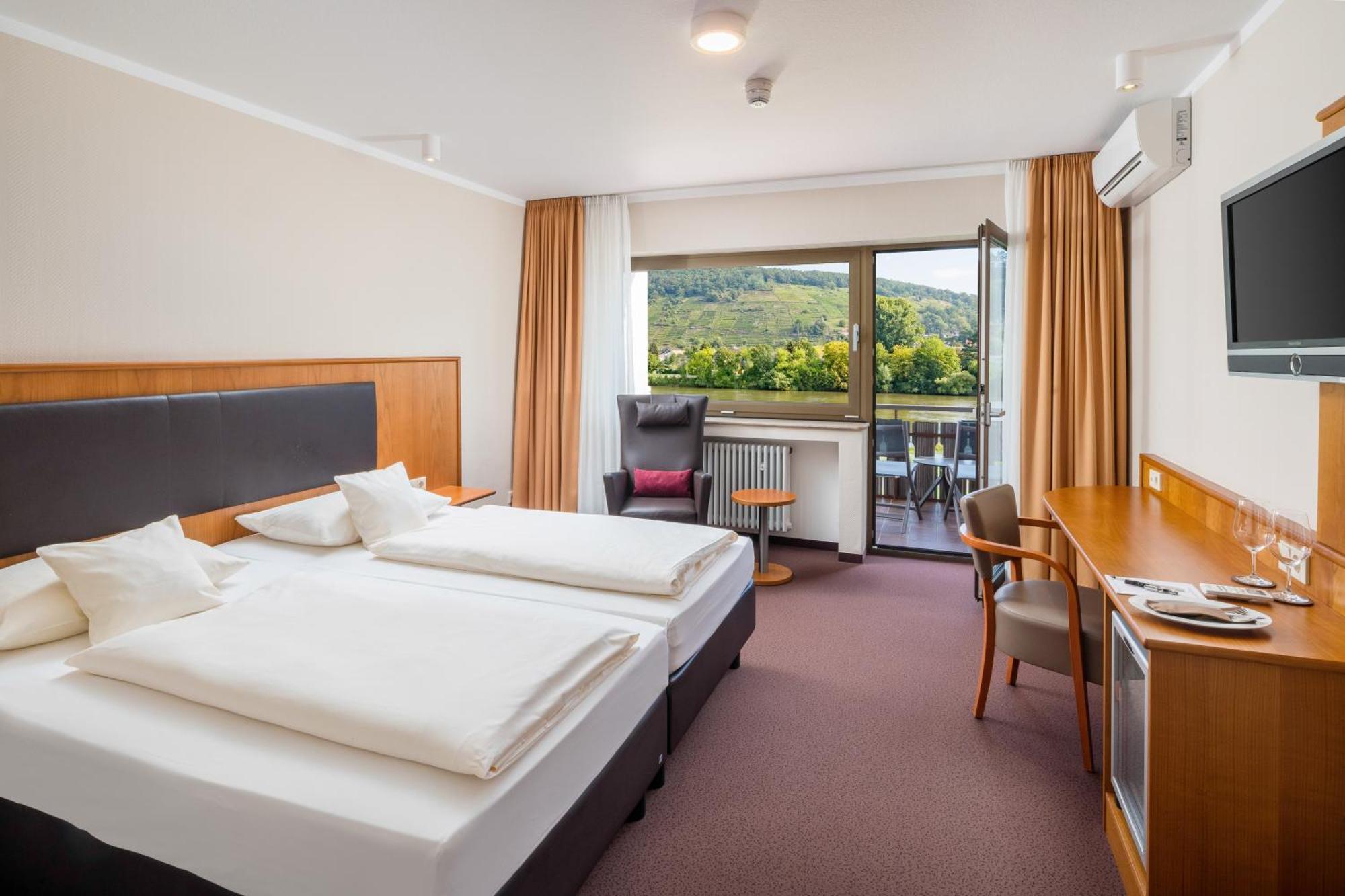 Hotel Straubs Schoene Aussicht Klingenberg am Main Exterior foto